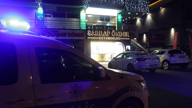 Biber gazıyla kuyumcuya giren maskeli 3 kişi, imitasyon bilezikleri çaldı
Çevredeki rögar kapakları da kontrol edilirken, şüpheliler kısa sürede yakalandı