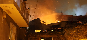 İzmir’de 2 katlı evde çıkan yangın, bitişikteki evlere sıçramadan söndürüldü