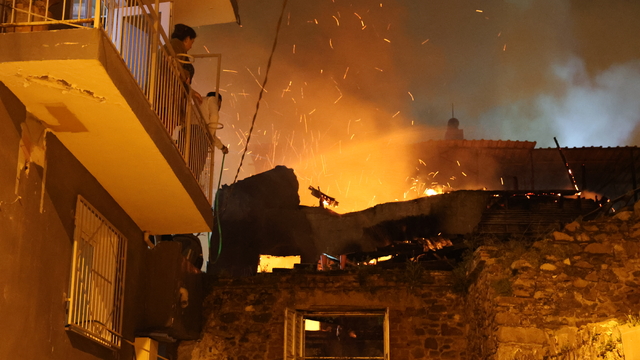 İzmir'de 2 katlı evde çıkan yangın, bitişikteki evlere sıçramadan söndürüldü