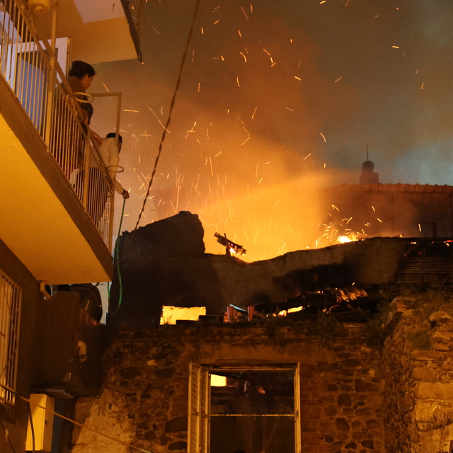 İzmir'de 2 katlı evde çıkan yangın, bitişikteki evlere sıçramadan söndürüld...