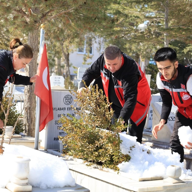 Şehit kabirleri bayram öncesi ziyaret ediliyor