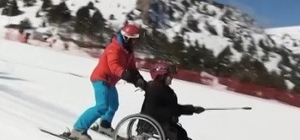 Tekerlekli sandalyeyle kayak yaparak hayalini gerçekleştirdi
