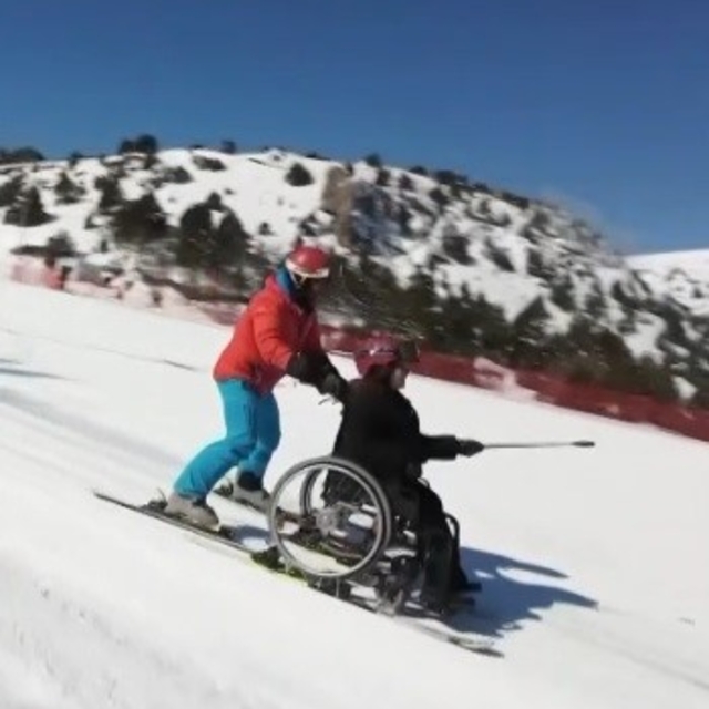 Tekerlekli sandalyeyle kayak yaparak hayalini gerçekleştirdi