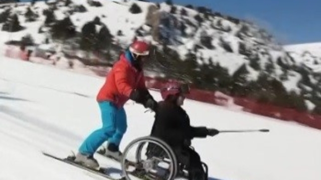 Tekerlekli sandalyeyle kayak yaparak hayalini gerçekleştirdi