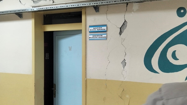 Tokat'ta 5,5 büyüklüğündeki deprem okul duvarlarını çatlattı