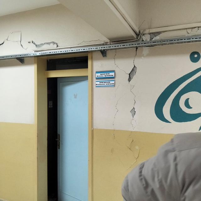 Tokat'ta 5,5 büyüklüğündeki deprem okul duvarlarını çatlattı