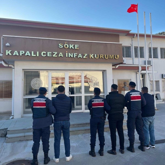 Germencik ve Söke'de 16 düzensiz göçmen, 4 organizatör yakalandı
