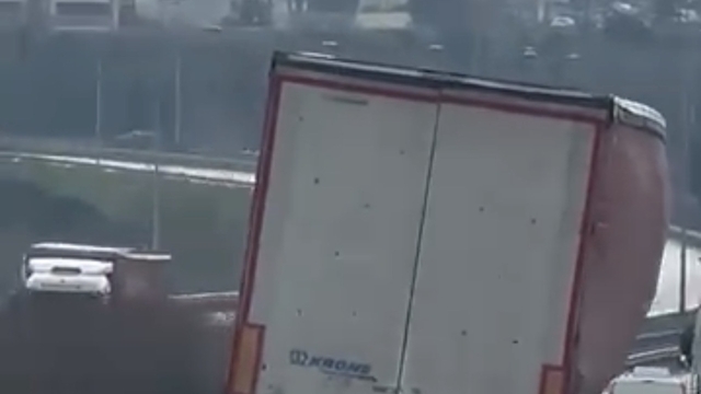 Bursa'da tır yan şekilde ilerledi