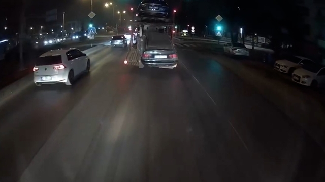 Çekici otomobili yola düşürdü
Düşen aracı fark etmeyen çekici sürücüsü yoluna devam etti