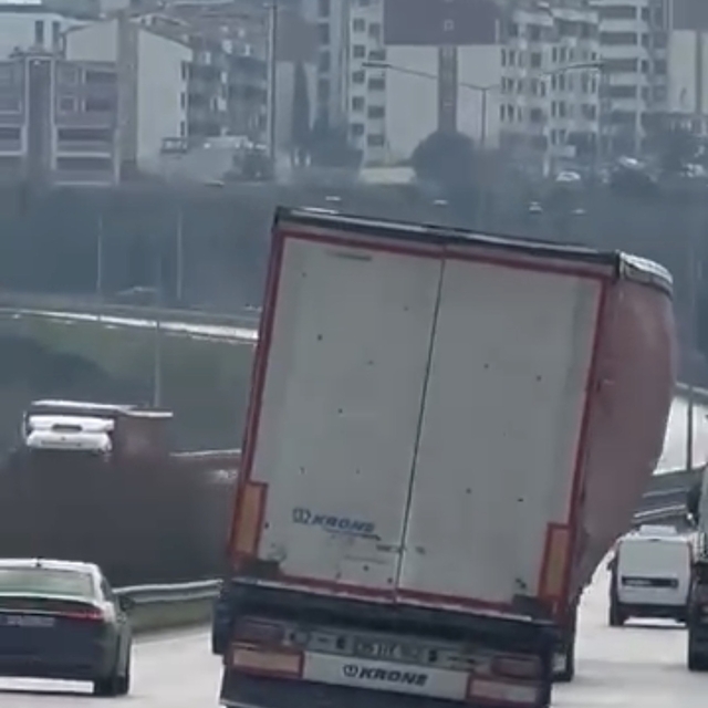Bursa'da tır yan şekilde ilerledi
