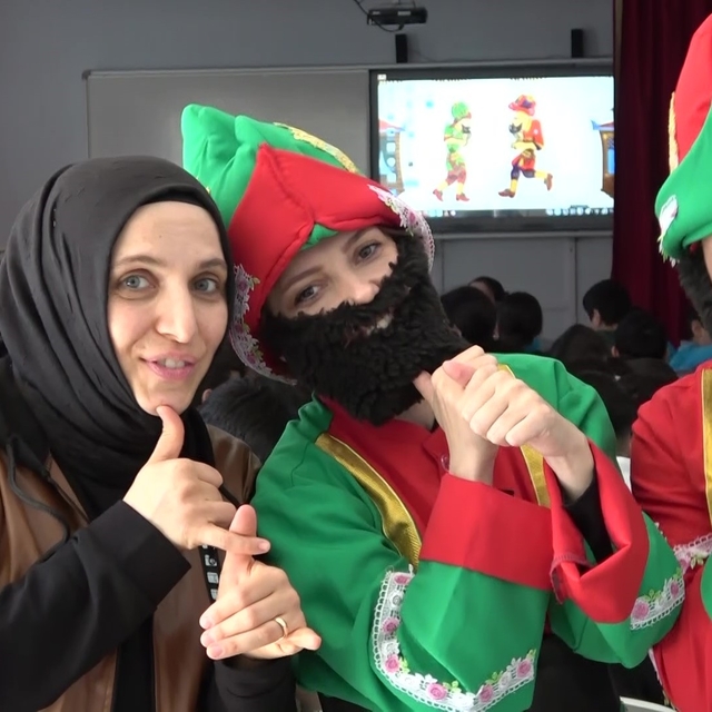 Genç kadınlar, Karagöz ile Hacivat olup "Kâbe'de Hacılar" ilahisini işaret...