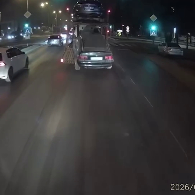 Oto kurtarıcıda yüklü otomobil, yola düştü; o anlar kamerada