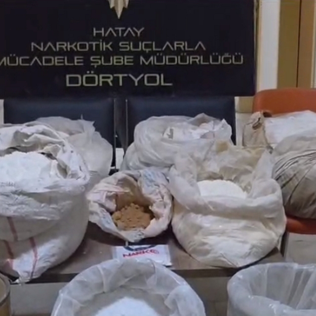 Portakal bahçesinde gerçekleşen uyuşturucu alışverişine polis ekiplerinden...