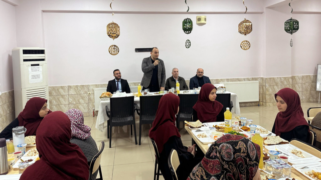 Araban Kaymakamı İşçimen, Kur'an kursu öğrencileriyle iftarda buluştu