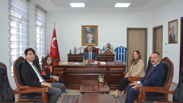 Köyceğiz'de İstiklal Marşı'nı okuma yarışmasında 1'inci olan öğrenci ödüllendirildi