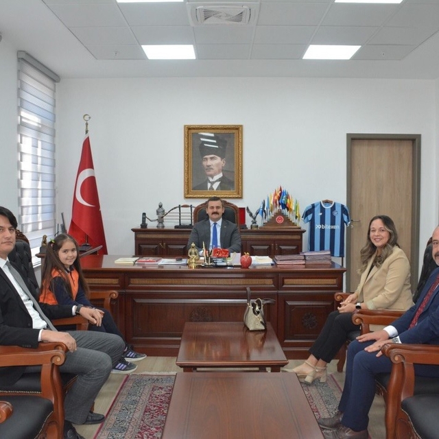 Köyceğiz'de İstiklal Marşı'nı okuma yarışmasında 1'inci olan öğrenci ödülle...