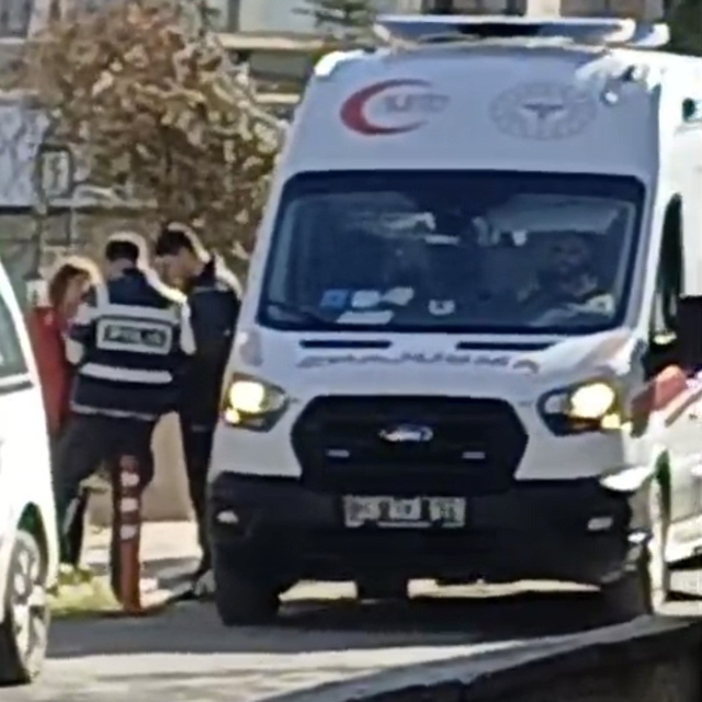 Motosikleti üzerine devrilen sürücü yaralandı