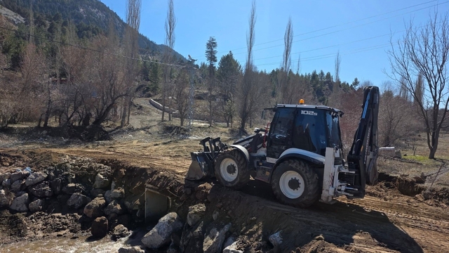 Yağışlar sonrası kapanan yol yeniden ulaşıma açıldı