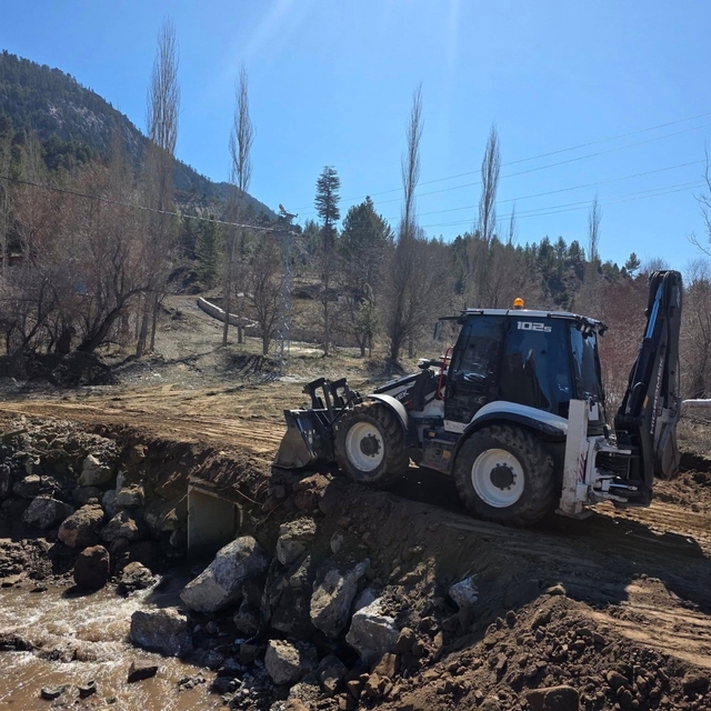 Yağışlar sonrası kapanan yol yeniden ulaşıma açıldı