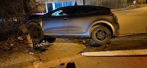 Elazığ'da otomobil istinat duvarına çarptı: 1 yaralı