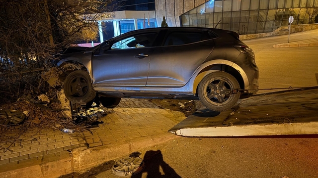 Elazığ'da otomobil istinat duvarına çarptı: 1 yaralı