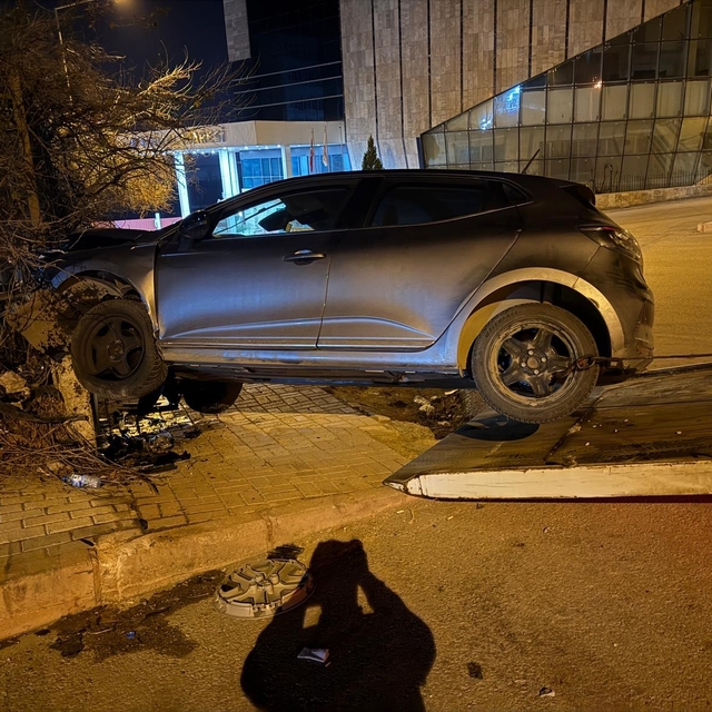 Elazığ'da otomobil istinat duvarına çarptı: 1 yaralı