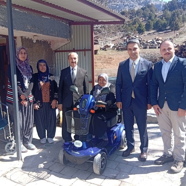 Mahalleli birleşti, engelli kadına akülü tekerlekli sandalye aldı