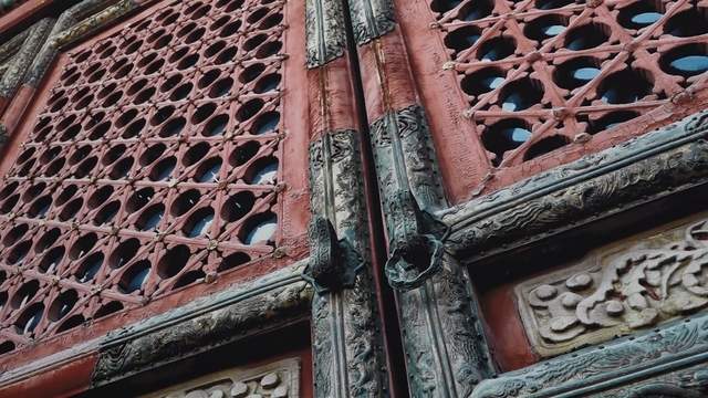 Dünyanın kapıları Bursa'daki hastanenin koridoruna açıldı
Hastane koridoru, sanat galerisine döndü
25 yıldır çektiği kapı fotoğraflarıyla açtığı sergisi, herkesi mest etti