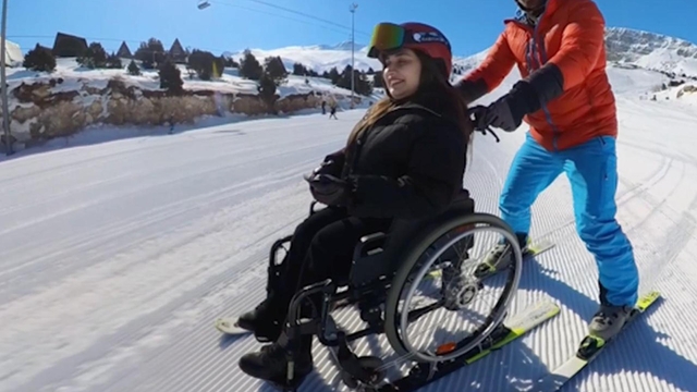 Tekerlekli sandalyede kayak yapma hayalini gerçekleştirdi