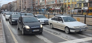 Kütahya'da trafiğe kayıtlı araçların ortalama yaşı 21.1 Kentte trafiğe kayıtlı araçların ortalama yaşının 21.1 yıl seviyesine yaklaşmasıyla birlikte Kütahya, Türkiye'de en yaşlı otomobillerin kullanıldığı ikinci il oldu