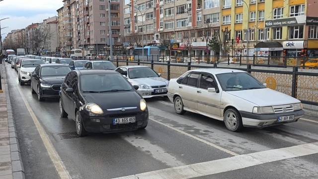 Kütahya'da trafiğe kayıtlı araçların ortalama yaşı 21.1
Kentte trafiğe kayıtlı araçların ortalama yaşının 21.1 yıl seviyesine yaklaşmasıyla birlikte Kütahya, Türkiye'de en yaşlı otomobillerin kullanıldığı ikinci il oldu