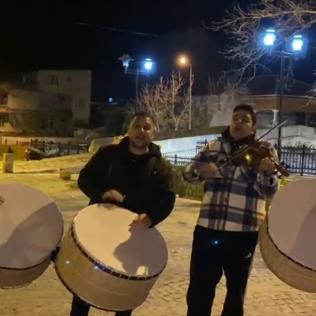 Yaklaşık bir asırdır sahura şarkılarla uyanıyorlar
Şarkılı türkülü asırlık...