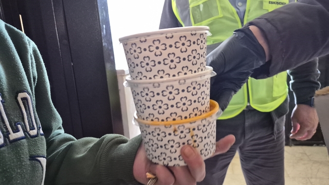 İhtiyaç sahibi vatandaşlar hayırseverlerin katkısıyla iftar yapıyor
Eskişehir'de Ramazan ayının birlik ve dayanışma ruhu hep birlikte yaşanıyor
Mehmet Biçer:
"Bize desteklerini esirgemiyorlar"
Hayırsever gönüllü Birtan Pekgüç
"Gönül istiyor ki, ihtiyacı olan insanlar her zaman görülsün ve o kapıları kilitli kalmasın"