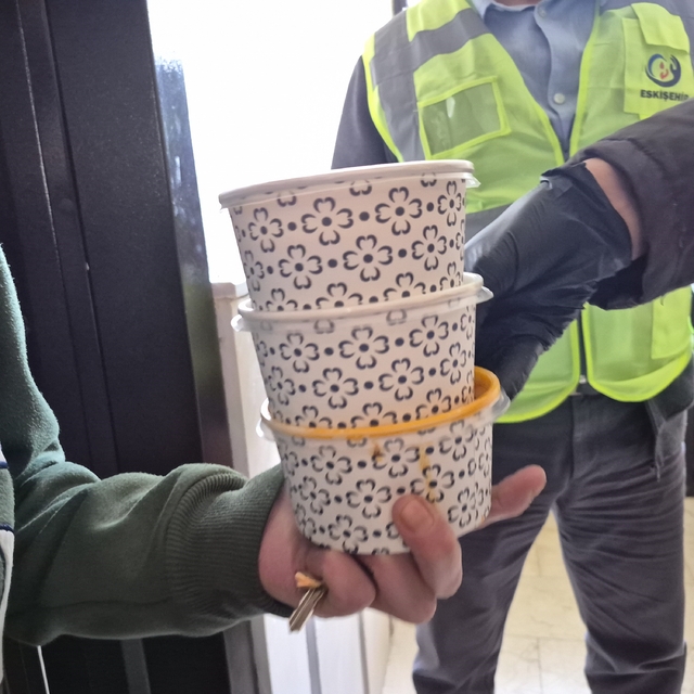 İhtiyaç sahibi vatandaşlar hayırseverlerin katkısıyla iftar yapıyor
Eskişeh...