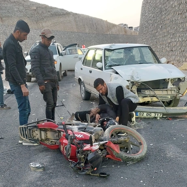 Otomobil ile motosiklet kafa kafaya çarpıştı: 1 yaralı