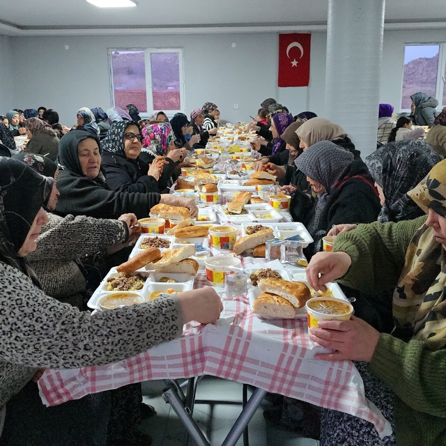 Kadınlar dinleniyor, tüm köylü Ramazan boyunca aynı sofrada buluşuyor