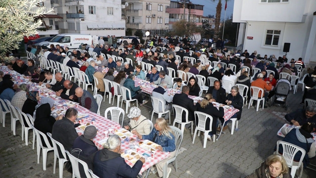 Edremit Belediyesi iftar sofraları Altınoluk'ta kuruldu