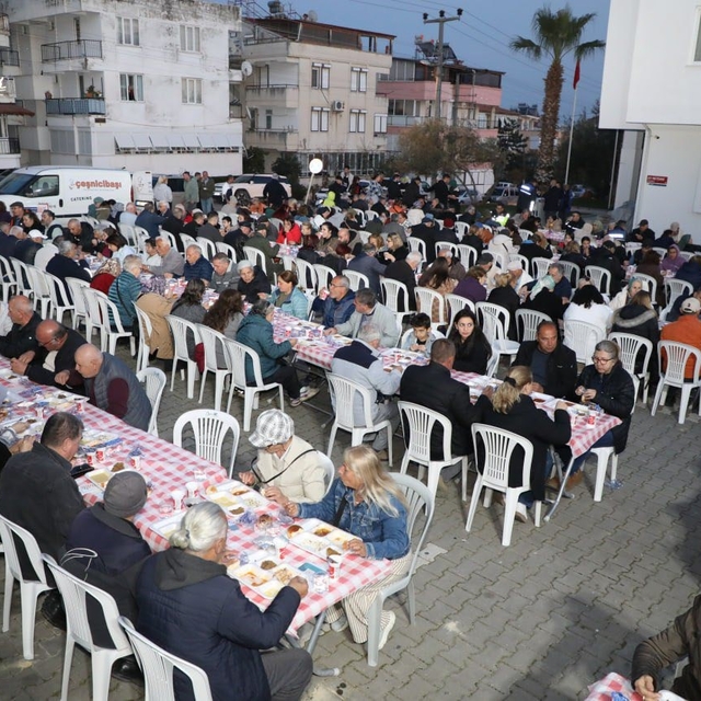 Edremit Belediyesi iftar sofraları Altınoluk'ta kuruldu