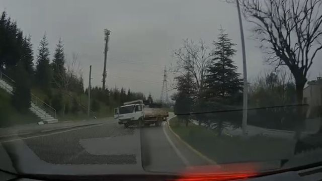 Faciadan dönülen anlar kamerada
İzmit'te geri kayan kamyon takla attı, ortalık darmadağın oldu