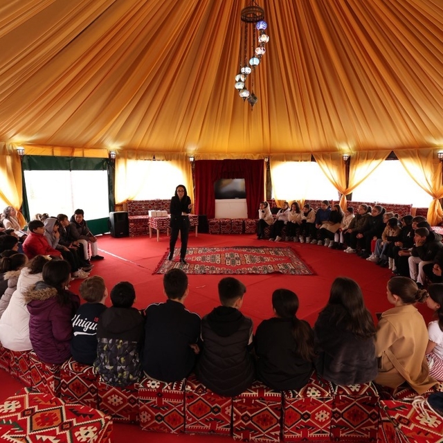 Otağ çadırında minik kitapseverler için imza günü