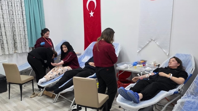 Gümüşhacıköy'de üniversite öğrencilerinden Türk Kızılaya kan bağışı