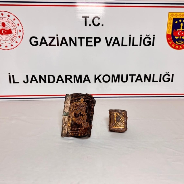Gaziantep'te altın yazmalı 2 kitap ele geçirildi: 1 gözaltı