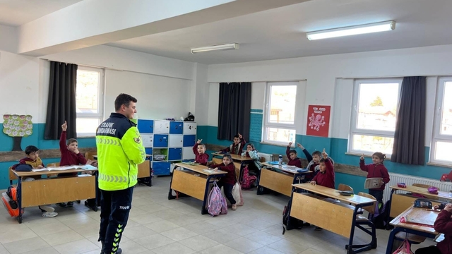 Kütahya'da jandarmadan öğrencilere trafik eğitimi