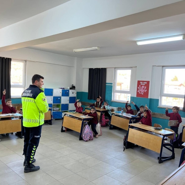 Kütahya'da jandarmadan öğrencilere trafik eğitimi