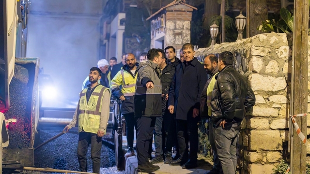 Başkan Tugay yol emekçileriyle gece mesaisinde buluştu