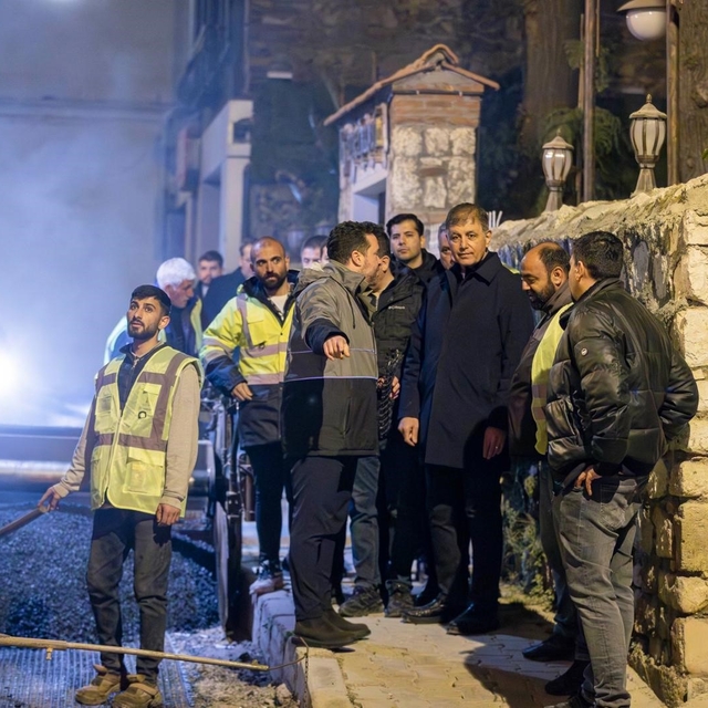 Başkan Tugay yol emekçileriyle gece mesaisinde buluştu