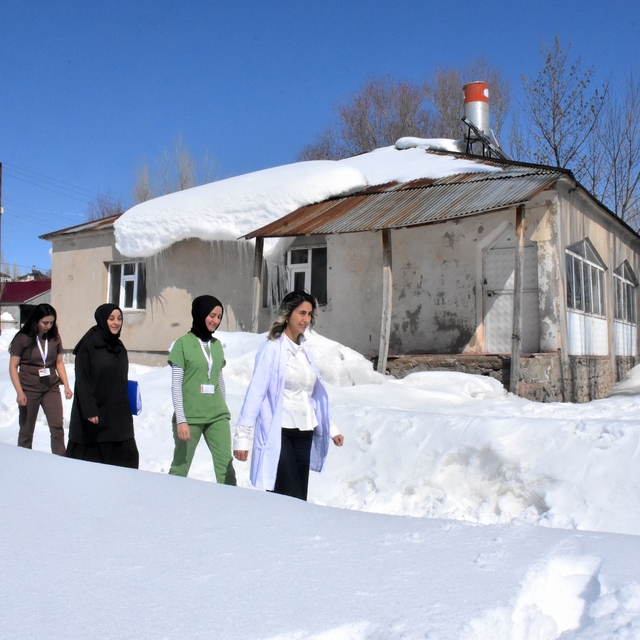 Sınır hattında karlı ve soğuk havaya aldırmadan hastaları için mahalle maha...