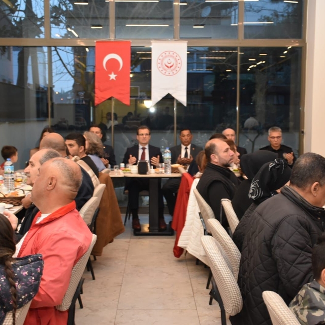 Salihli Kaymakamı Güldoğan, iftarını Roman vatandaşlarla açtı
