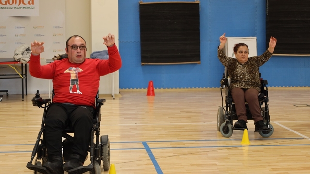 "Engellisin evlenemezsin" dediler, onlar akülü sandalyede zeybek oynuyor
Kocaeli'de engelleri sevgiyle aşan tekerlekli sandalyeli çiftin ilham veren hikayesi