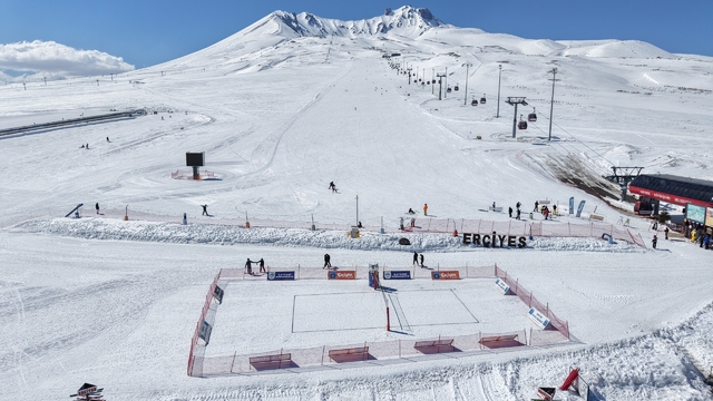 Erciyes'te kar voleybolu heyecanı başlıyor